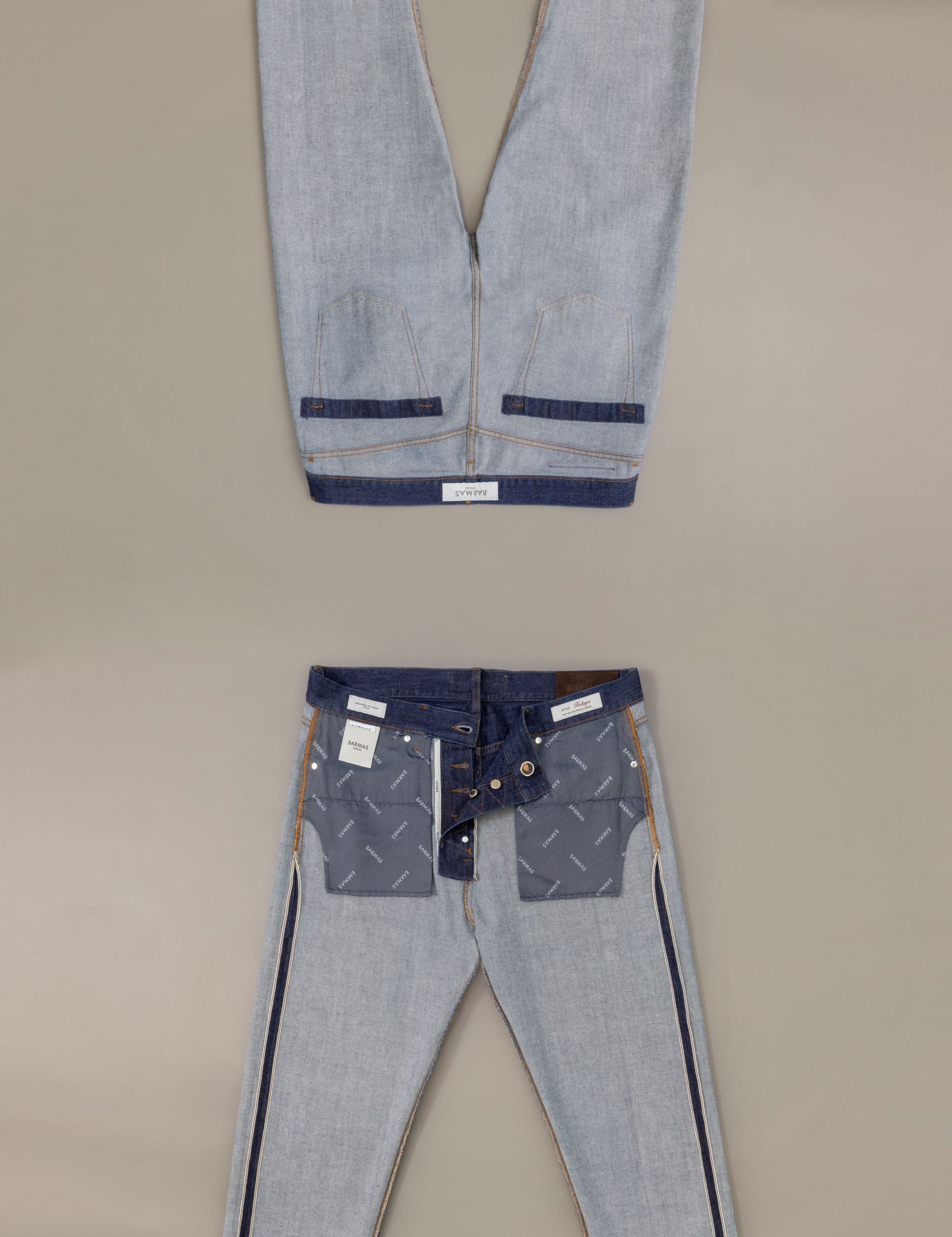 Jeans Barmas capovolti, fronte e retro, con dettagli interni.
