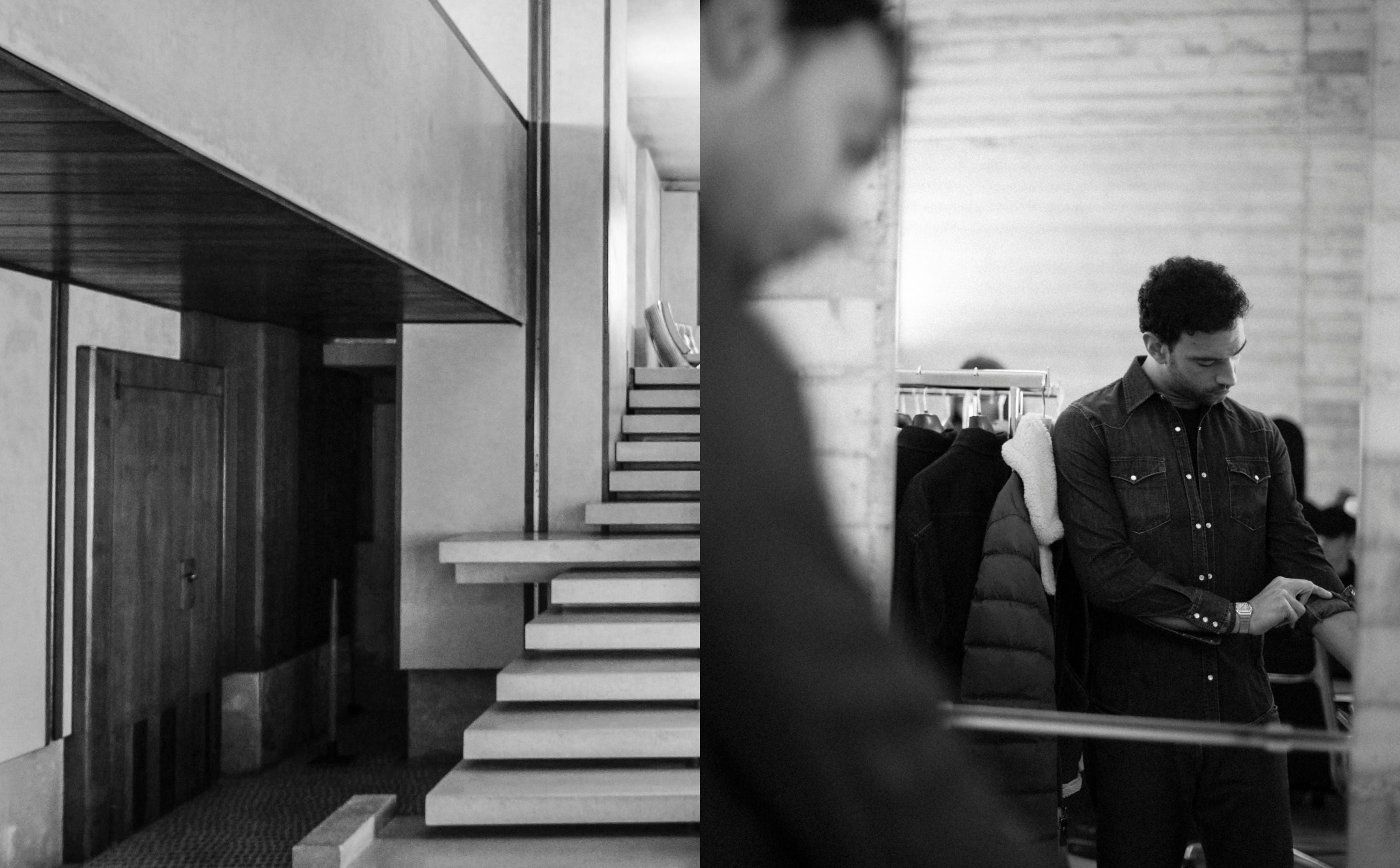 Scalinata moderna e uomo che si prova una camicia, in bianco e nero