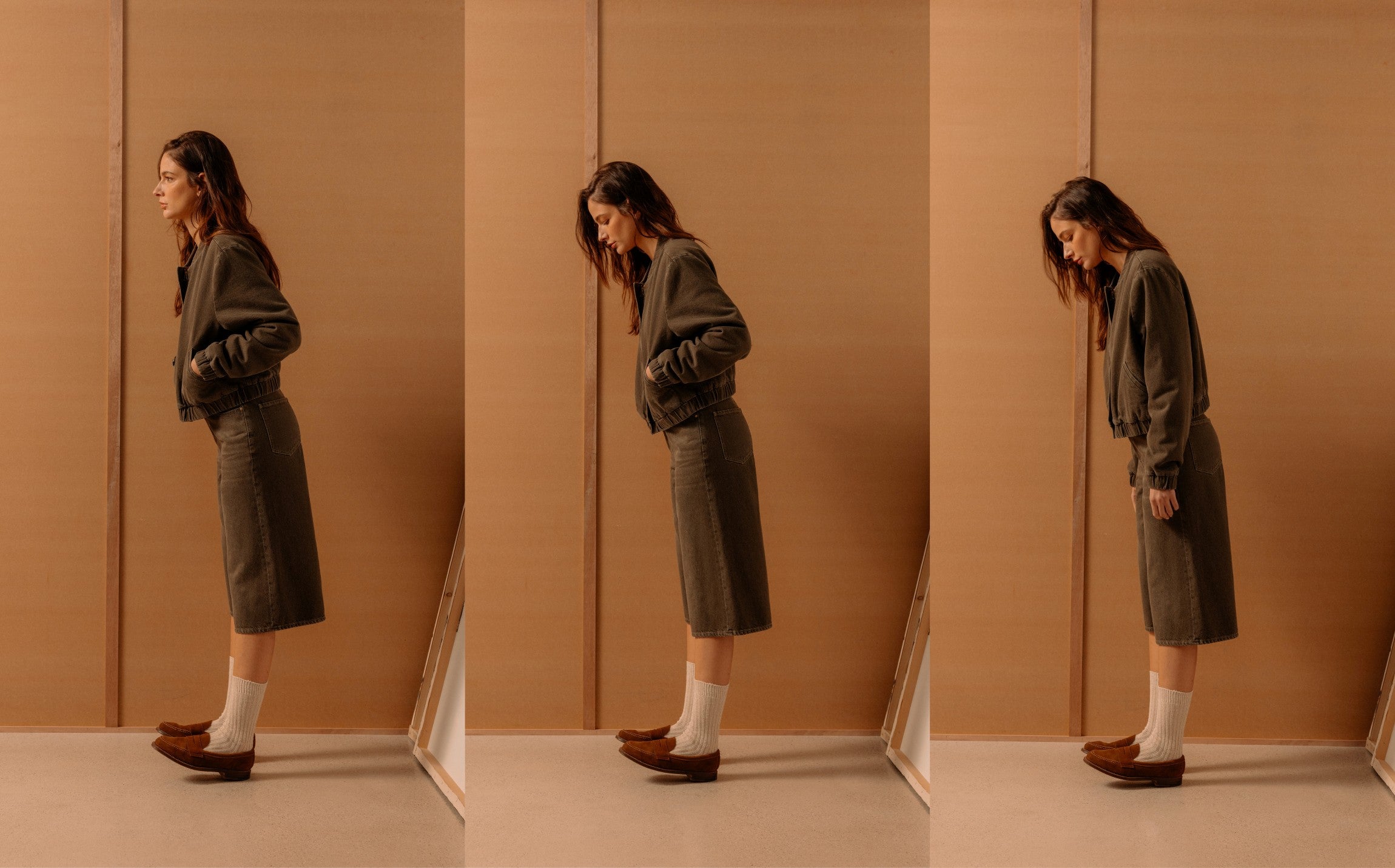 Donna in abito marrone a maniche lunghe con dettagli arricciati, calzini bianchi e mocassini marroni, ritratta in tre pose diverse contro una parete beige.
