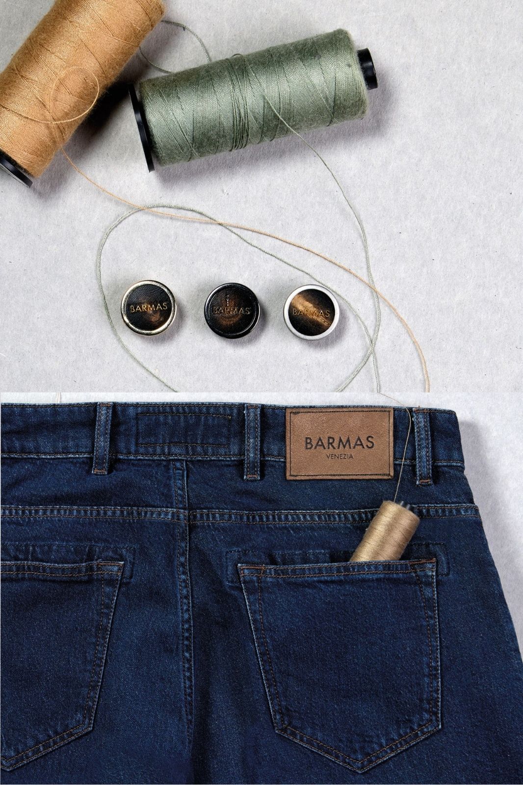 Filati e bottoni sartoriali abbinati a jeans blu Barmas con patch posteriore e cuciture artigianali.