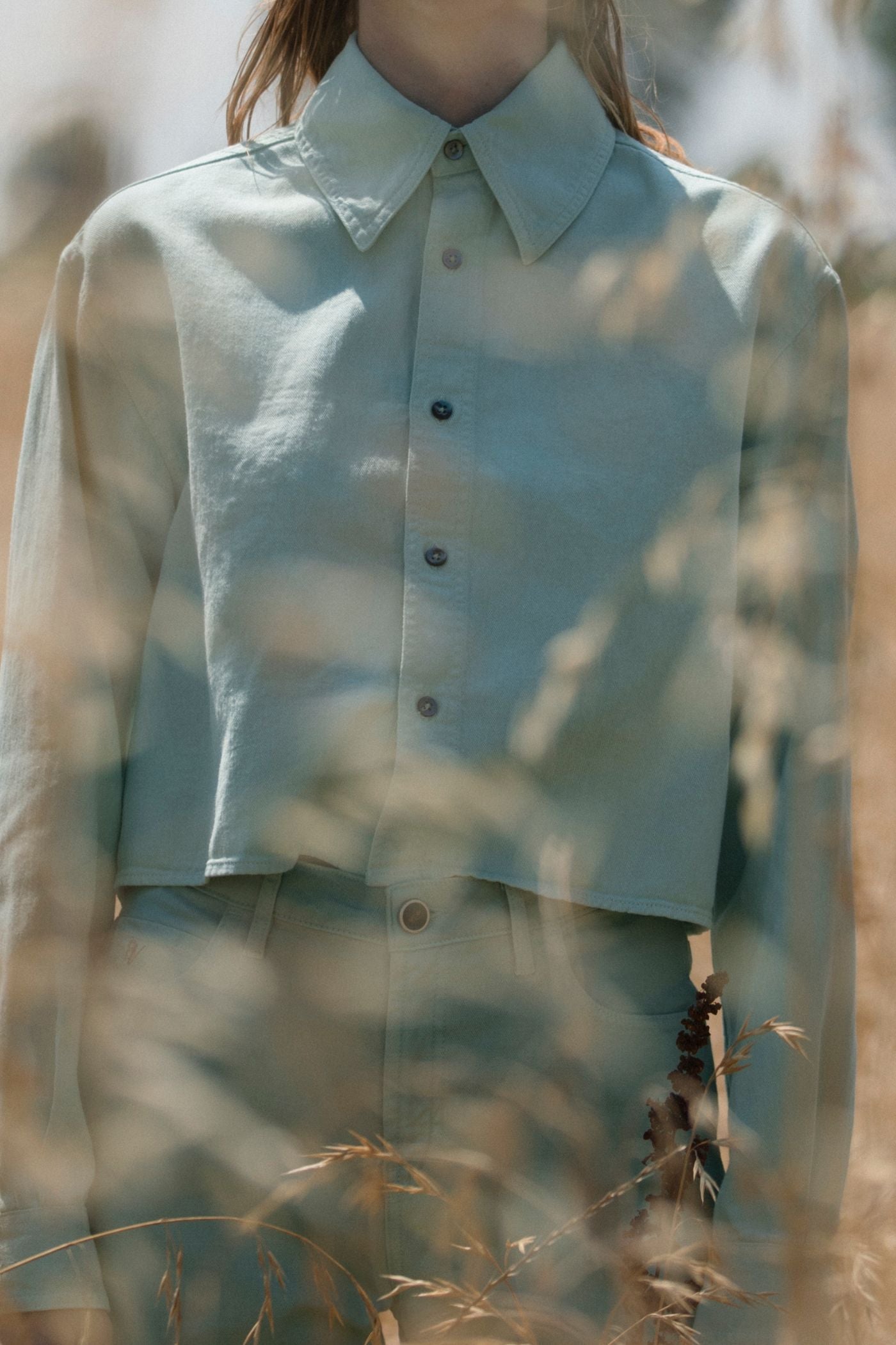 Camicia verde salvia Barmas indossata in contesto naturale.