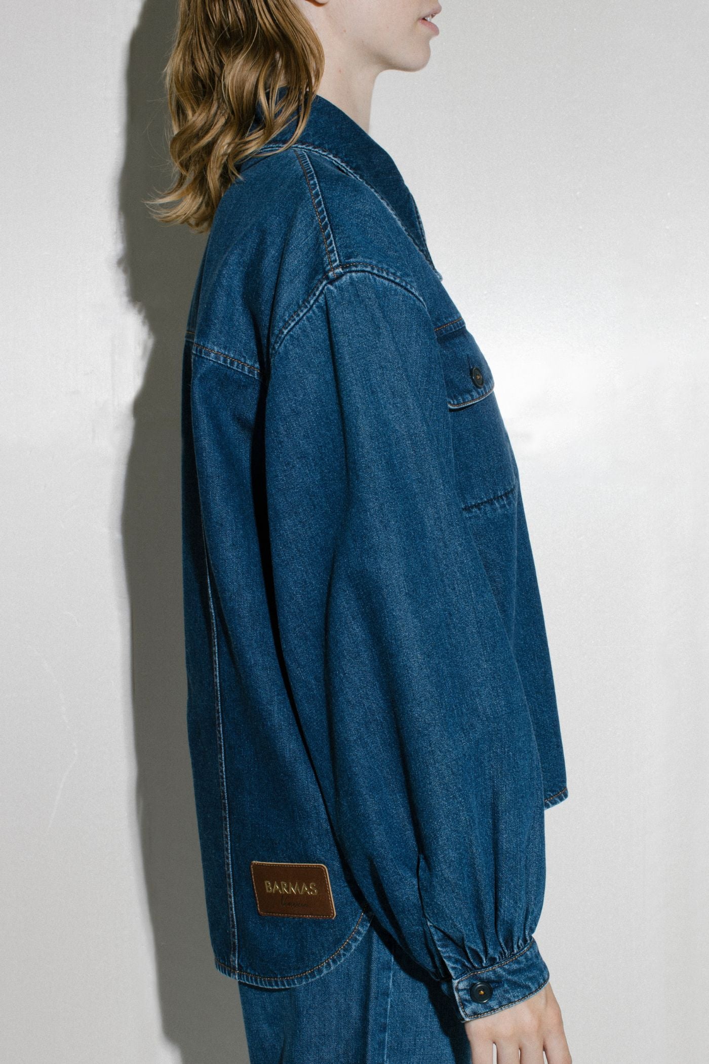 Giacca denim Barmas da donna, vista laterale su fondo neutro.