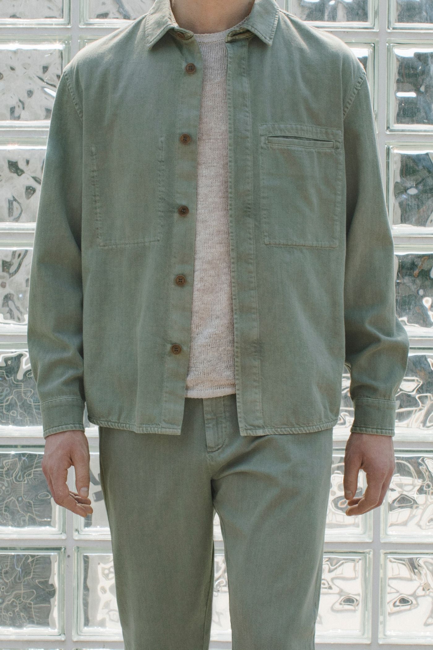 Completo oliva Barmas con giacca e pantaloni, vista frontale.