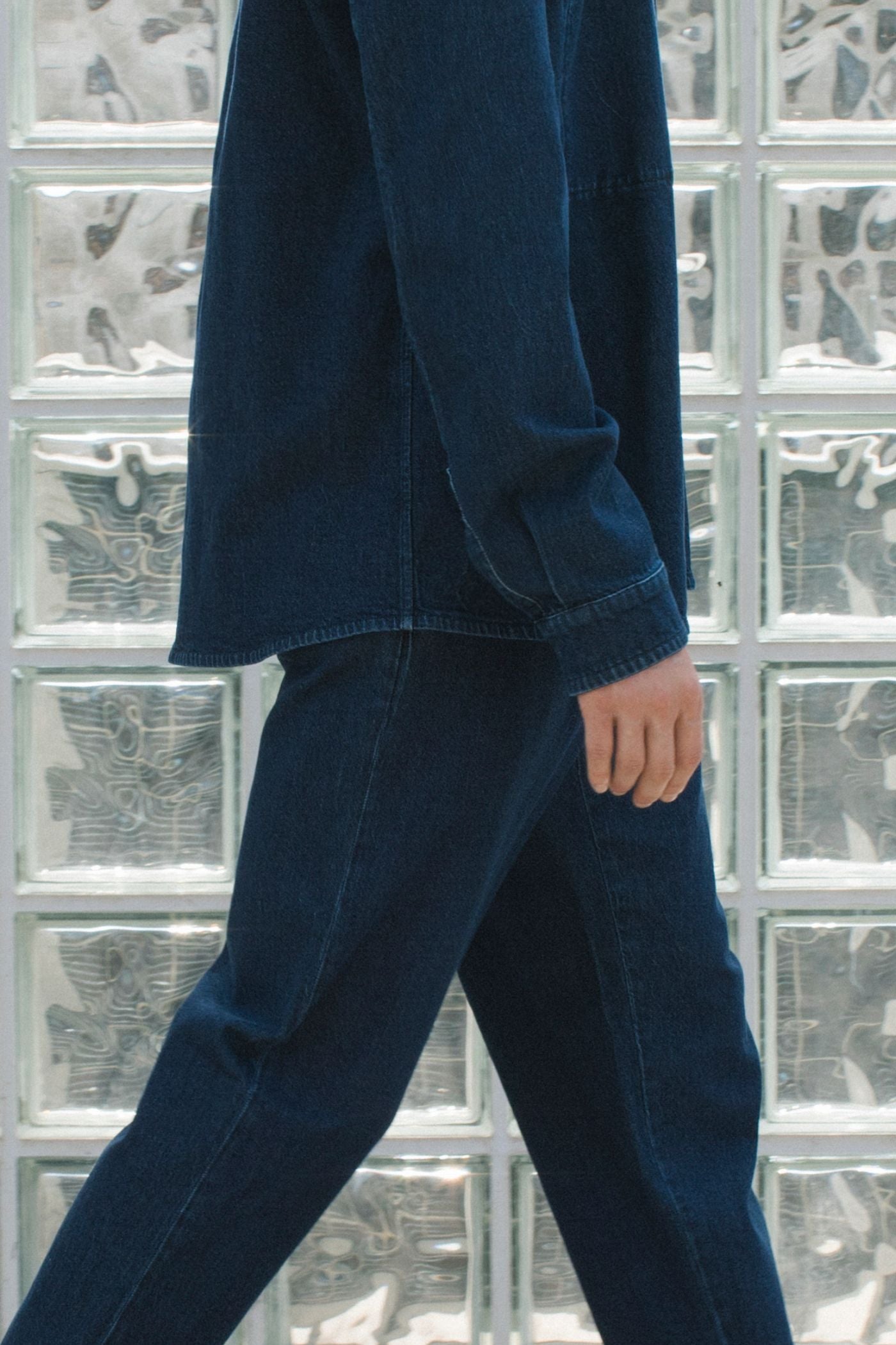 Uomo con completo denim indaco Barmas, profilo laterale.