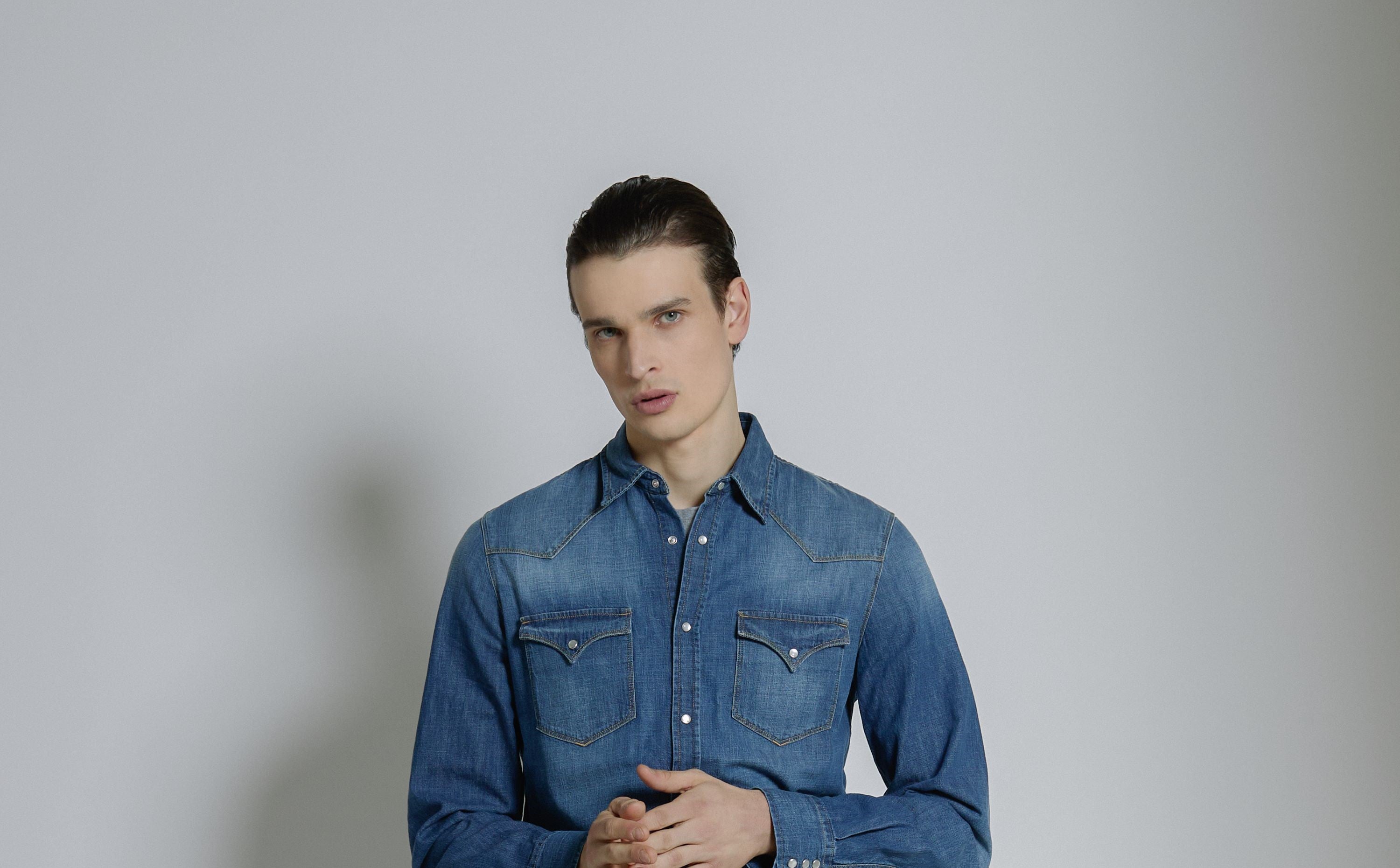 Modello con camicia di jeans in posa