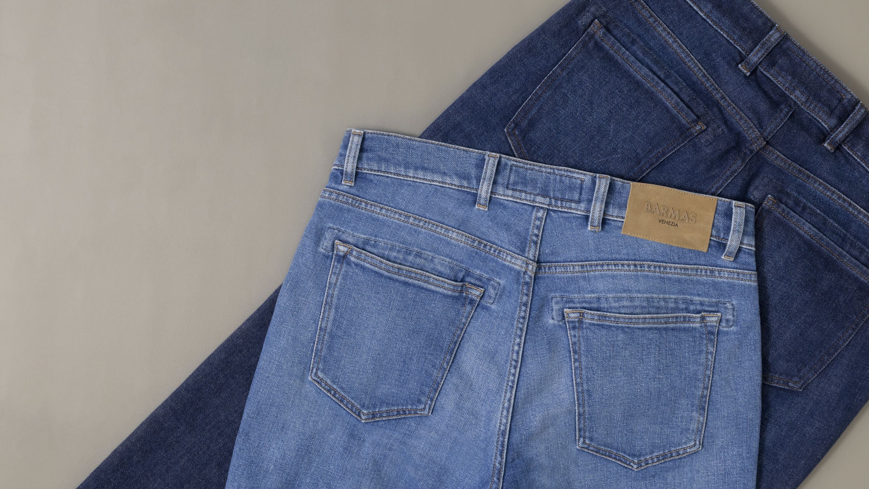 Due jeans Barmas, uno chiaro e uno scuro, sovrapposti