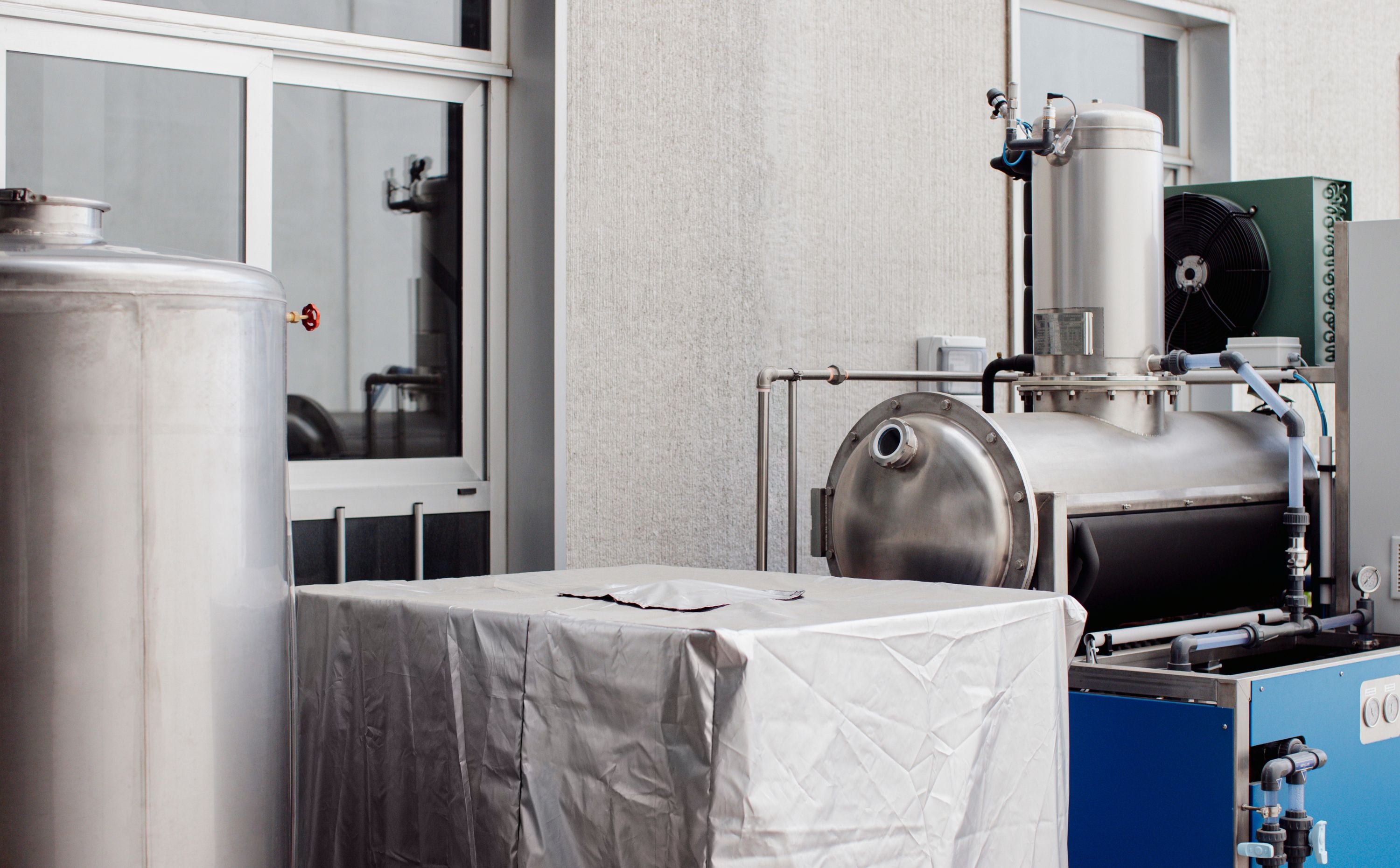 Macchinari industriali in acciaio per lavorazioni tessili.