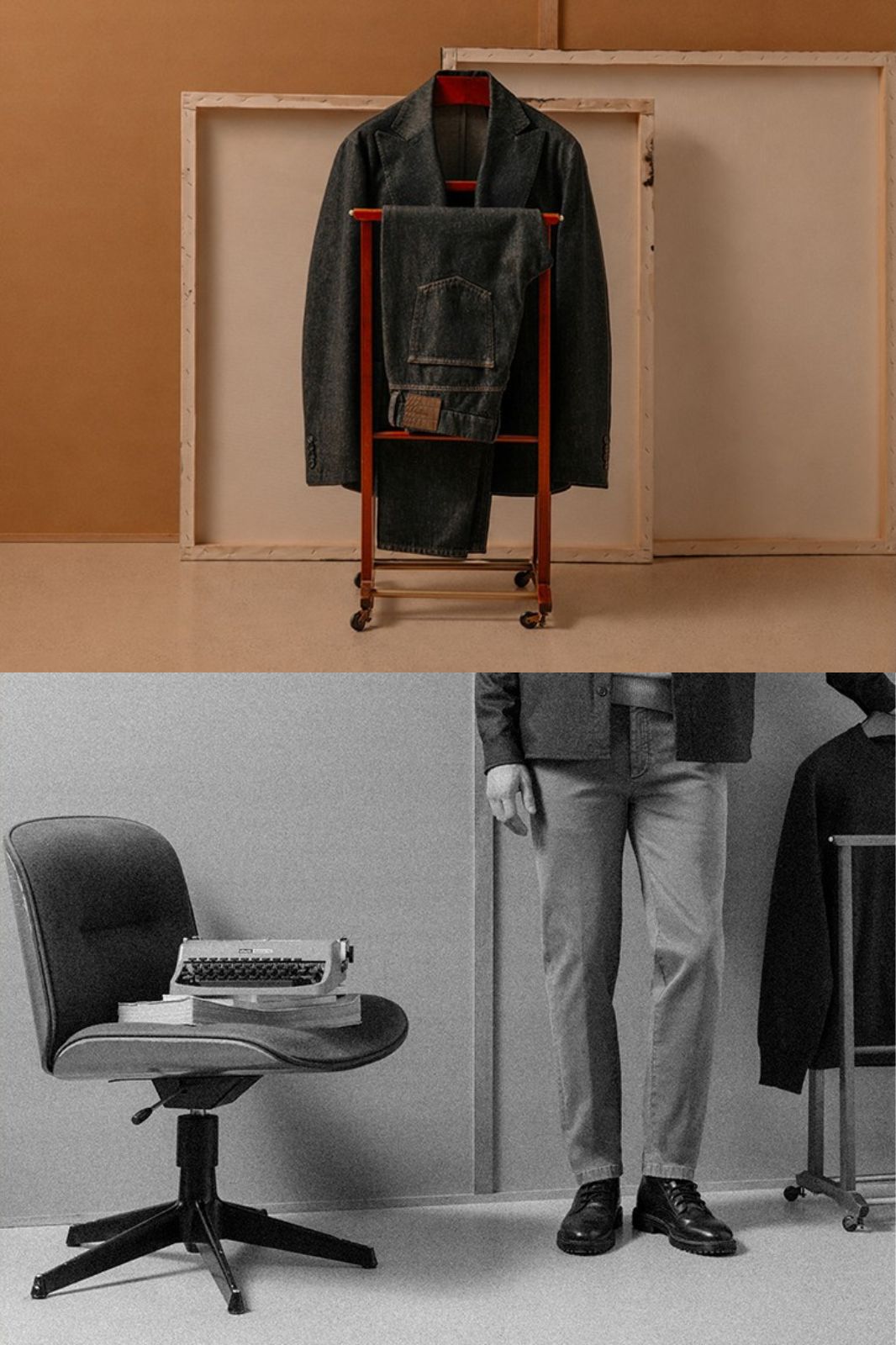 Giacca e pantaloni in denim scuro esposti su un supporto rosso in un ambiente minimalista con pareti beige; nella parte inferiore, dettaglio in bianco e nero di una persona con pantaloni chiari e scarpe eleganti accanto a una sedia con macchina da scrivere.