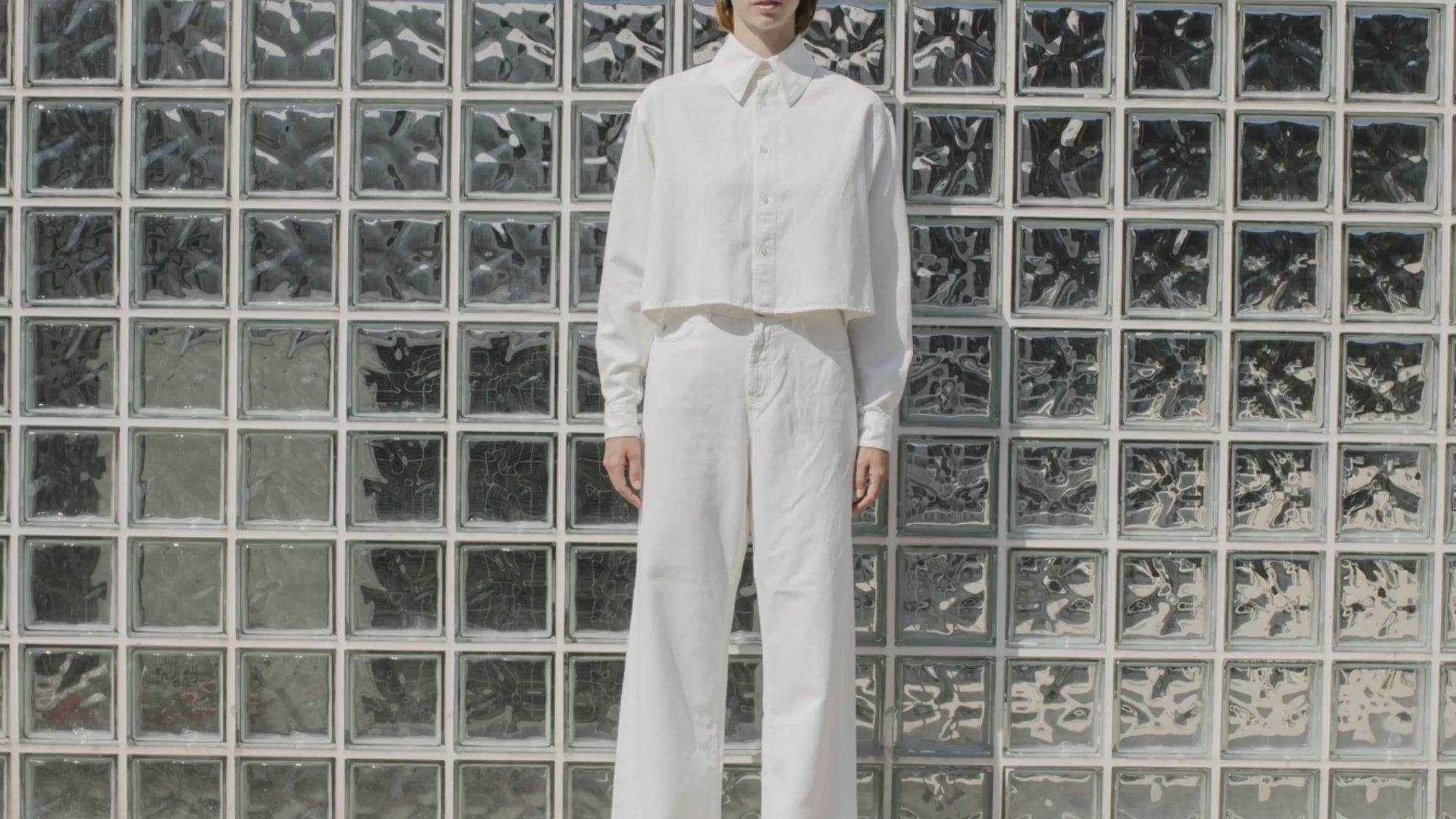 Video di donna che indossa capi Barmás, con focus su denim sartoriale, vestibilità elegante e stile contemporaneo