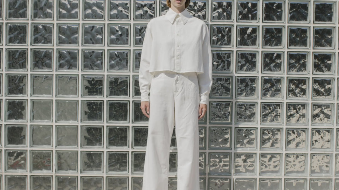 Video di donna che indossa capi Barmás, con focus su denim sartoriale, vestibilità elegante e stile contemporaneo