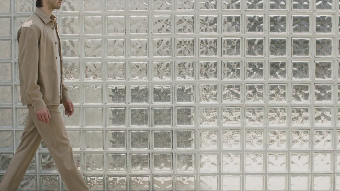 Video di uomo che indossa pantaloni Barmás, con focus su vestibilità, denim sartoriale e stile veneziano contemporaneo